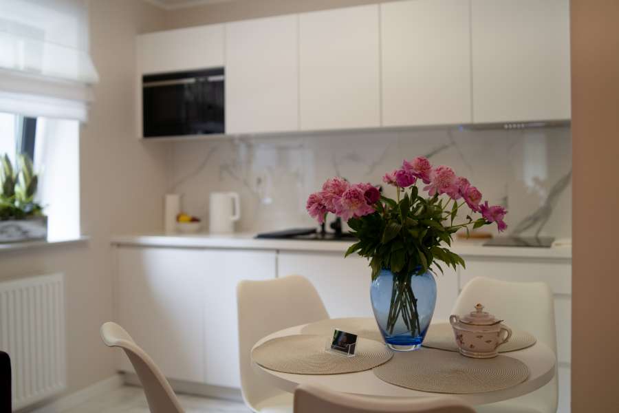 Stół i aneks kuchenny w Apartamencie nr 1 Altara Apartamenty
