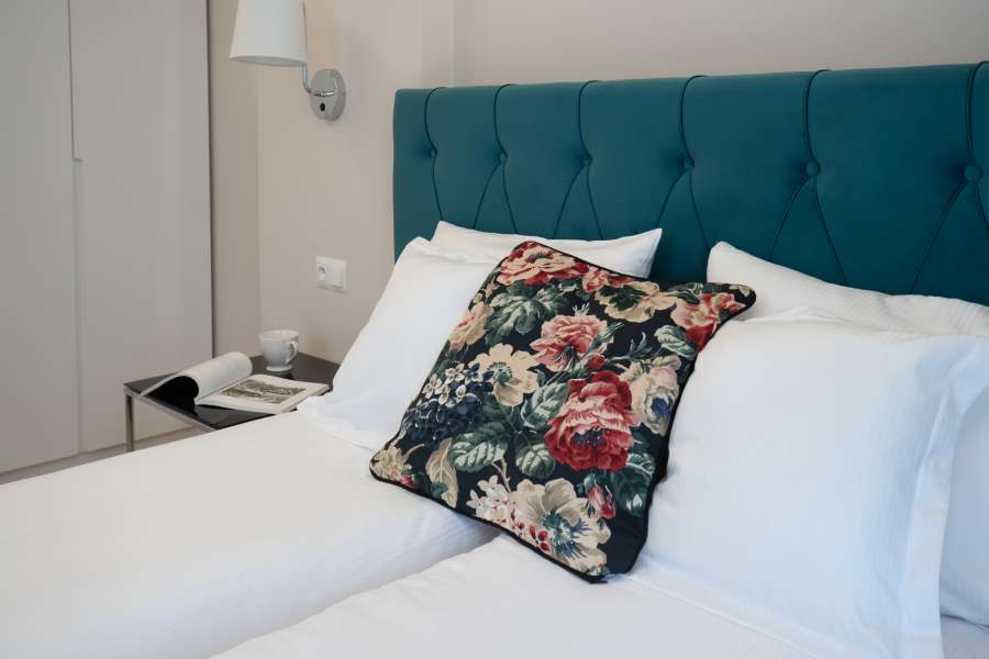 Łóżko i poduszki w Apartamencie nr 3 Altara Apartamenty